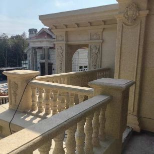 北海 黄金麻别墅外墙干挂雕花配合阳台栏杆花瓶柱