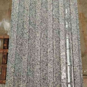 北海 芝麻白花岗岩荔枝面雕刻盲道，盲条