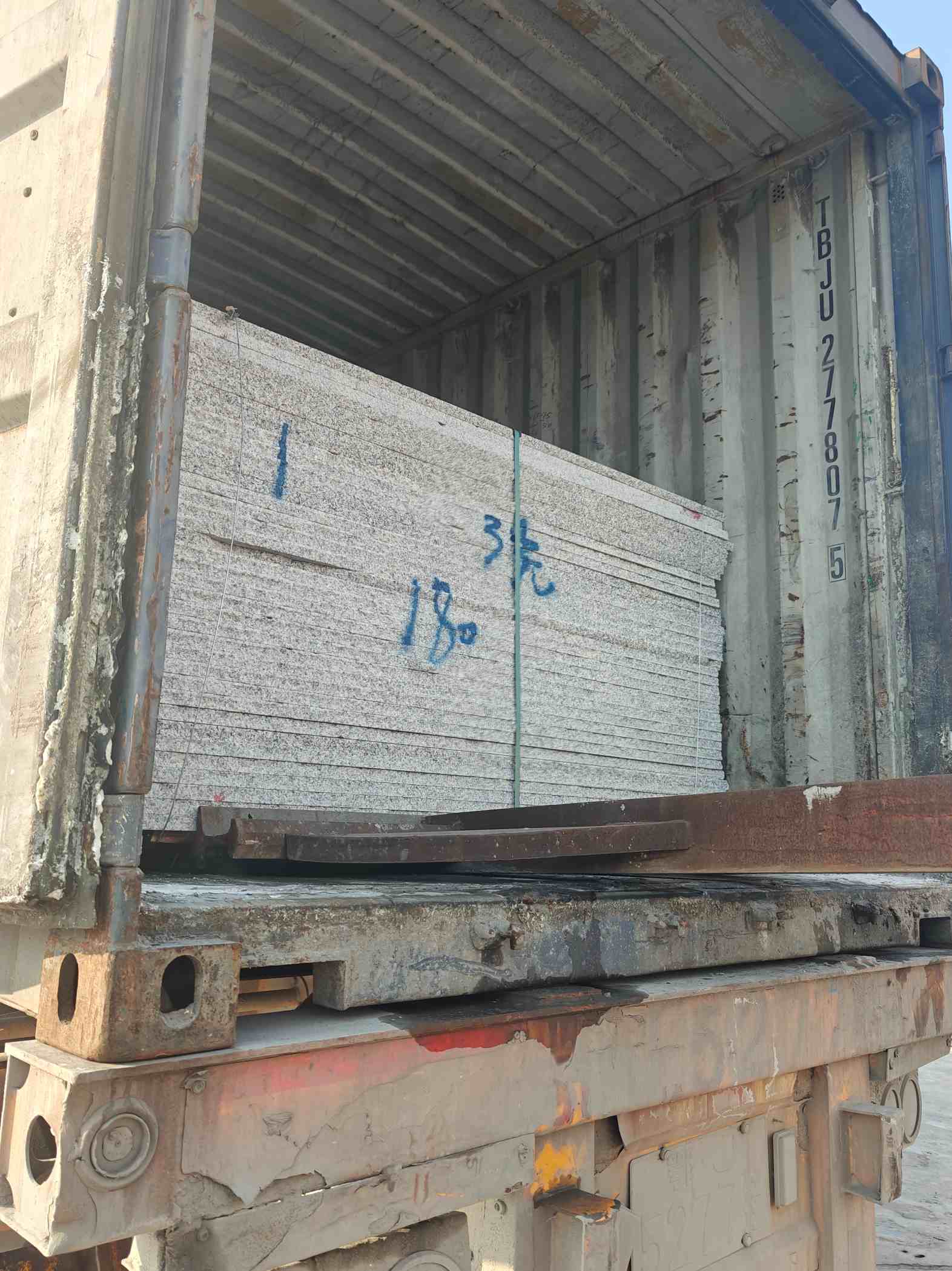 北海 芝麻白花岗岩石材3.0公分光面毛板装柜出货