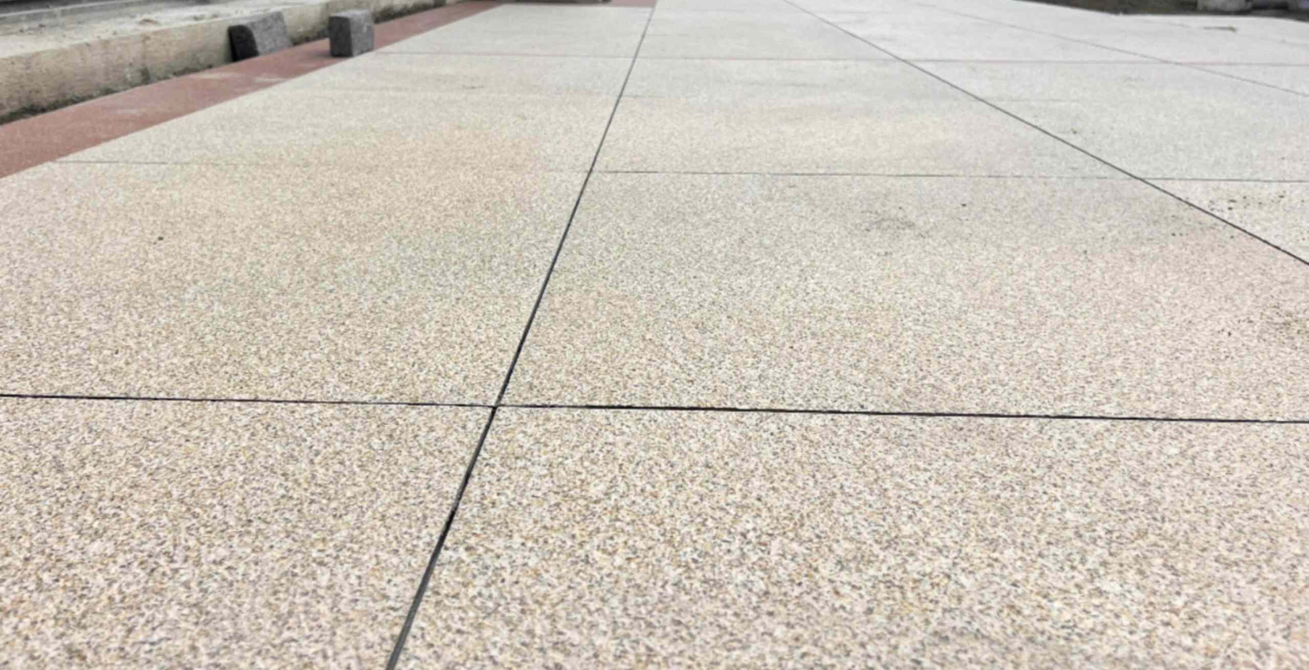 北海 黄金麻花岗岩石板材荔枝面地面铺装效果