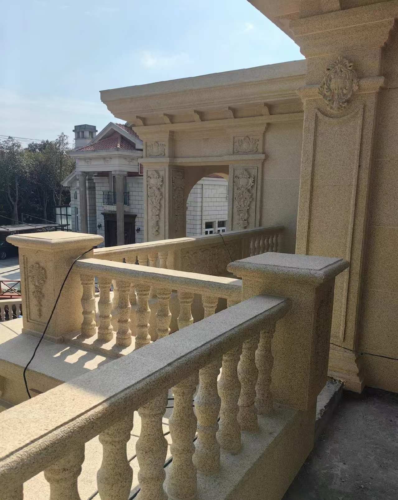 北海 黄金麻别墅外墙干挂雕花配合阳台栏杆花瓶柱