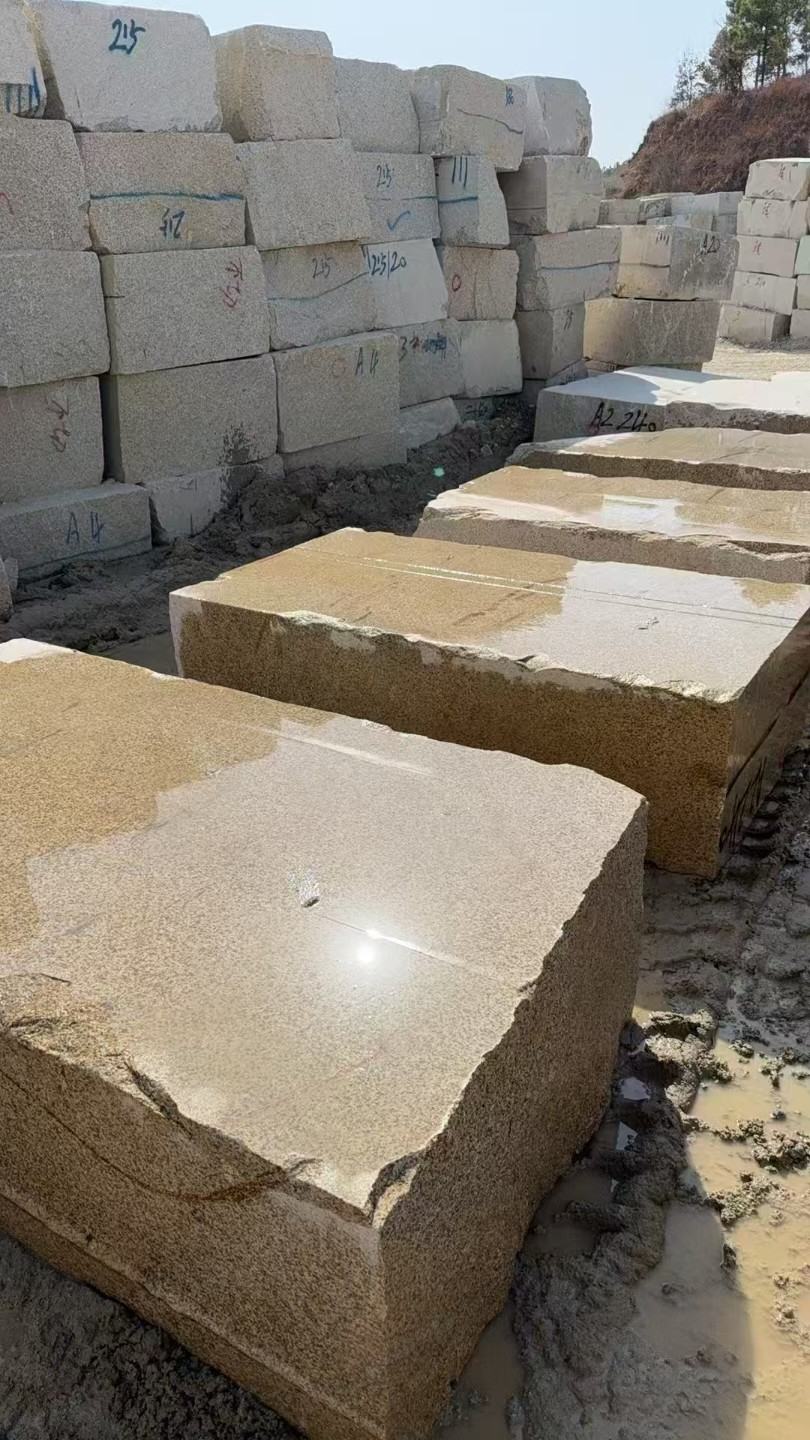 北海 黄金麻方料堆场洗料分选中，原材料充足