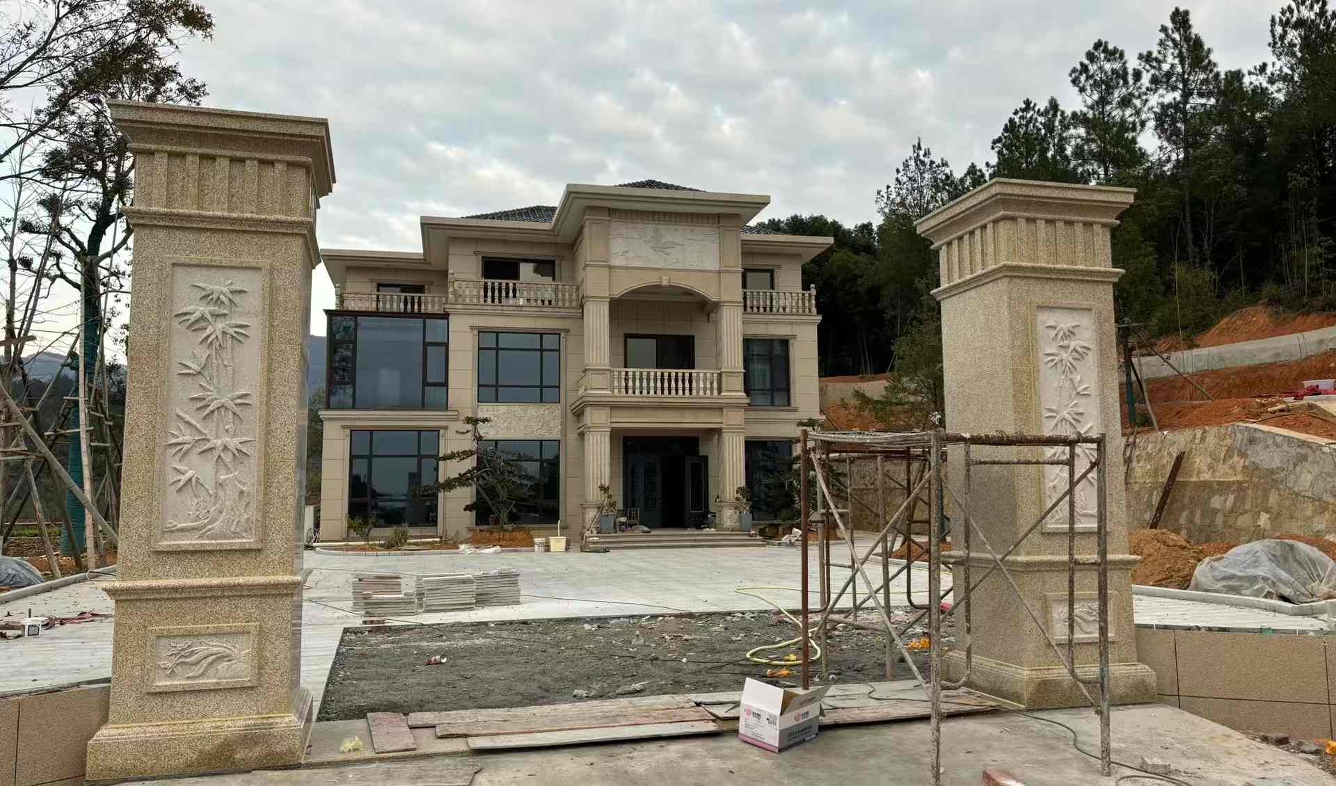 北海 黄金麻花岗岩别墅雕花外墙干挂配上门口雕花罗马柱