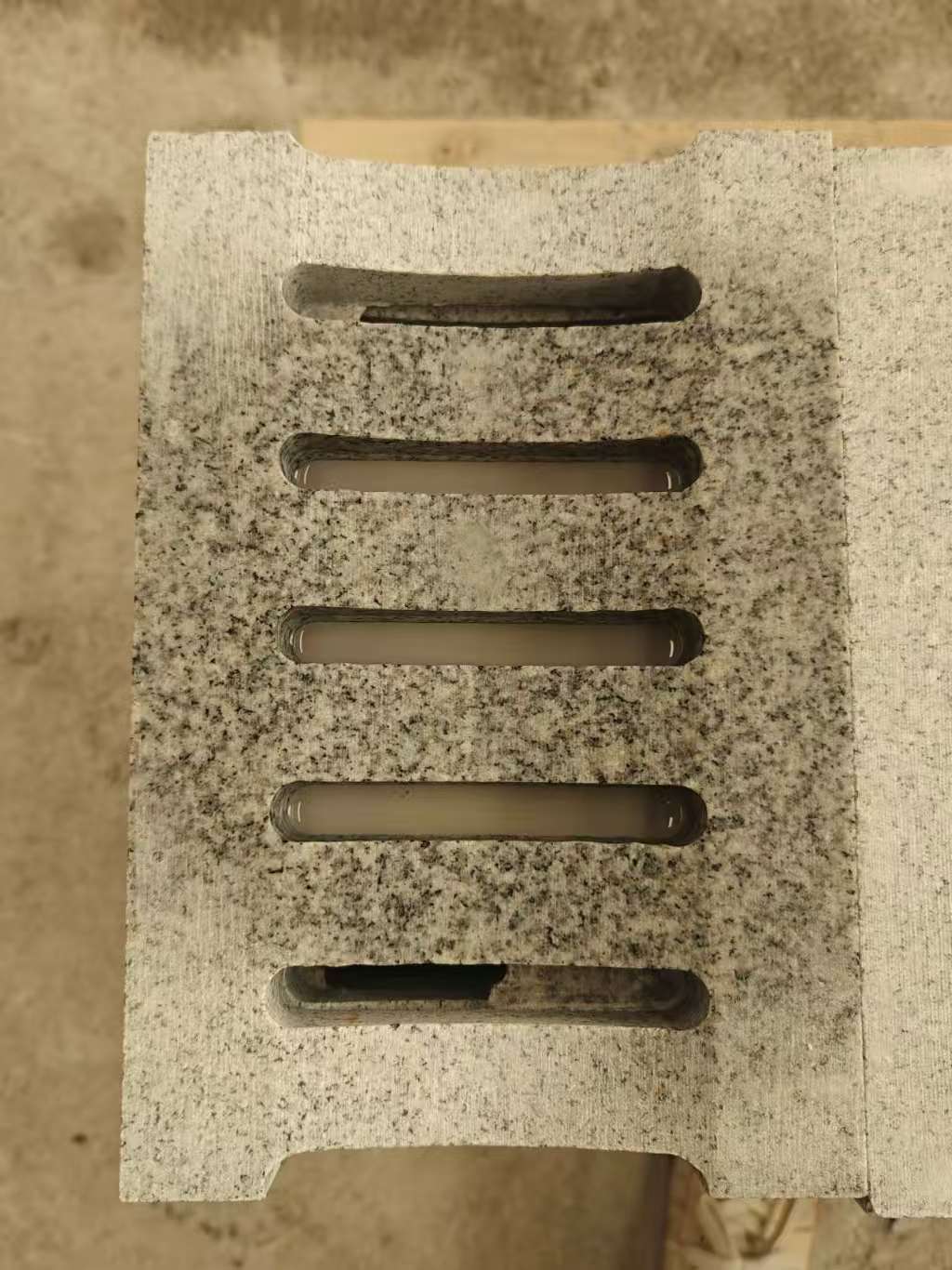 北海 芝麻白拉丝面花岗岩U型开槽排水槽