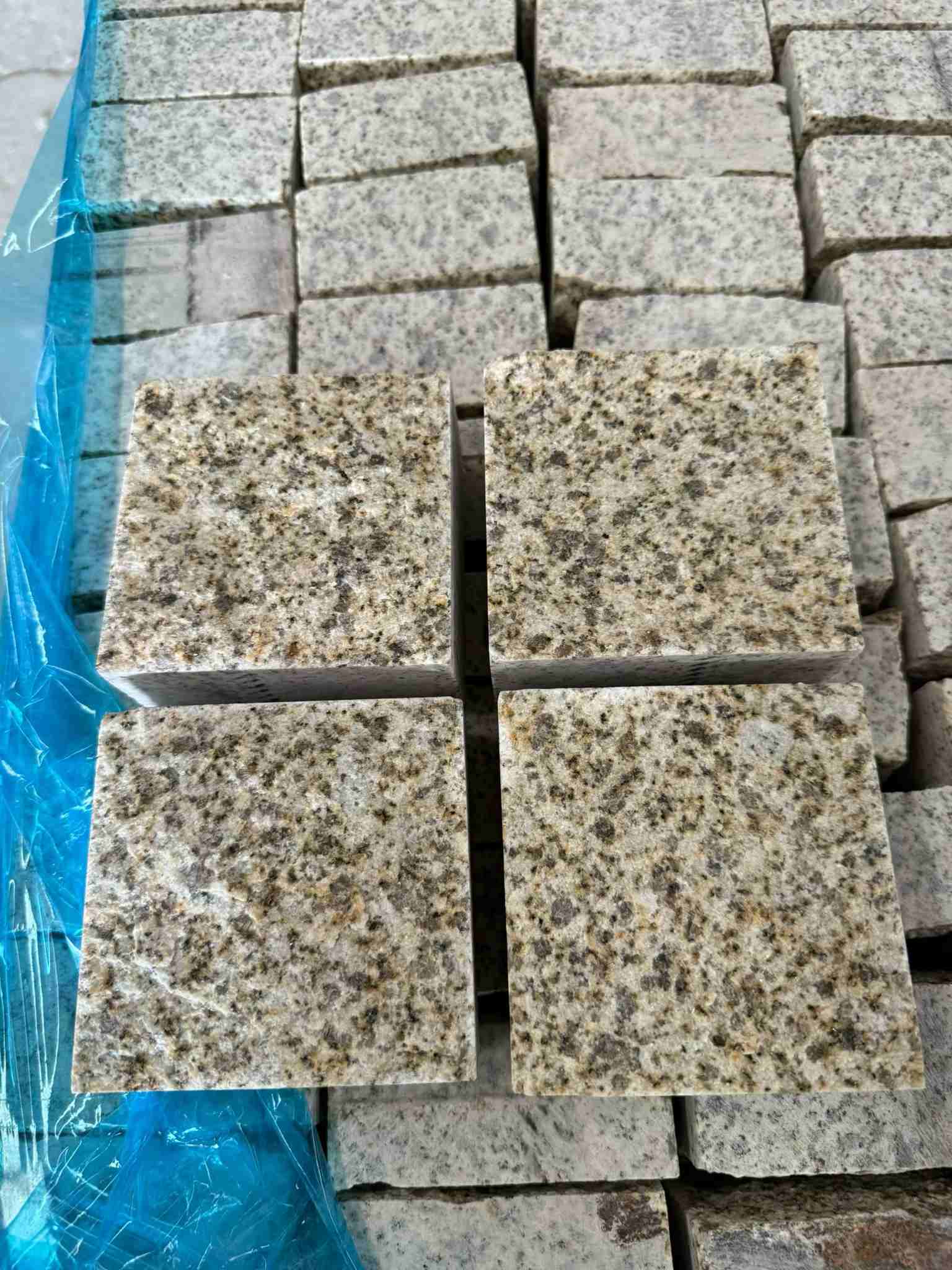 北海 黄金麻花岗岩自然面小方块，弹石，马蹄石等