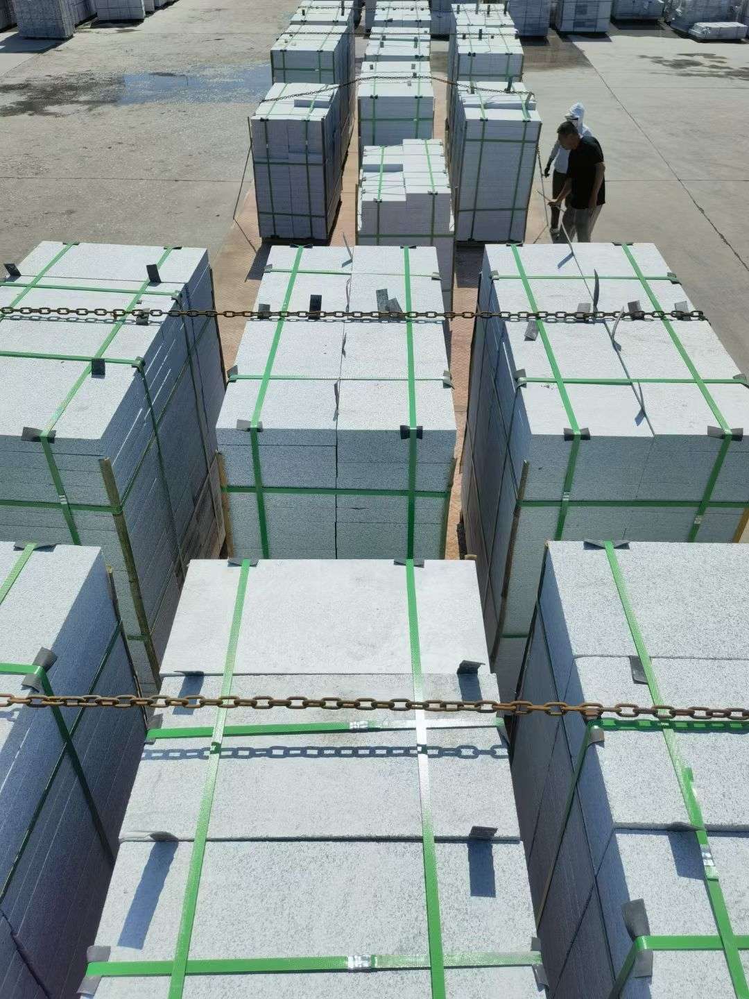 北海 芝麻白花岗岩5公分地铺石 花岗岩厂家工厂装车日常