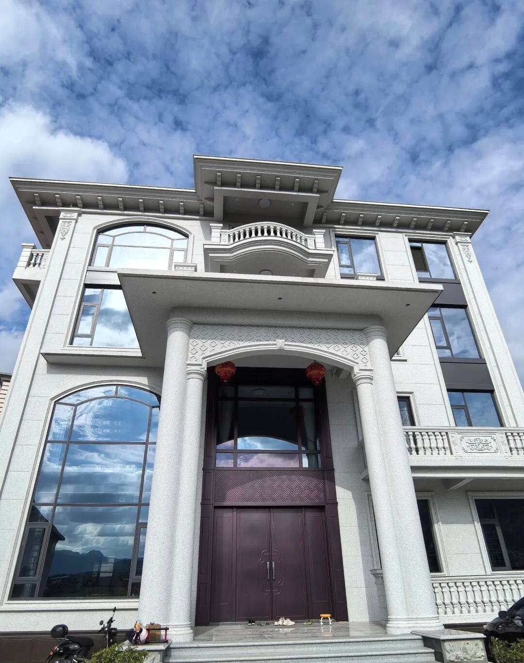 北海白麻别墅外墙干挂石材效果示例