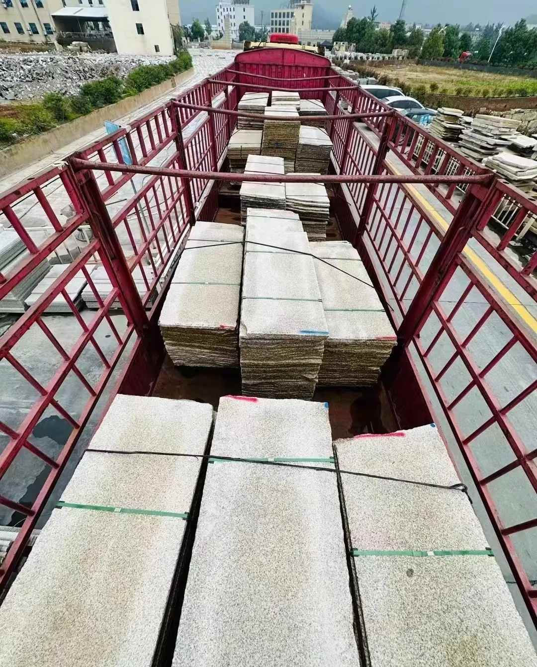 北海 黄金麻花岗岩荔枝面，光面毛板装车完成