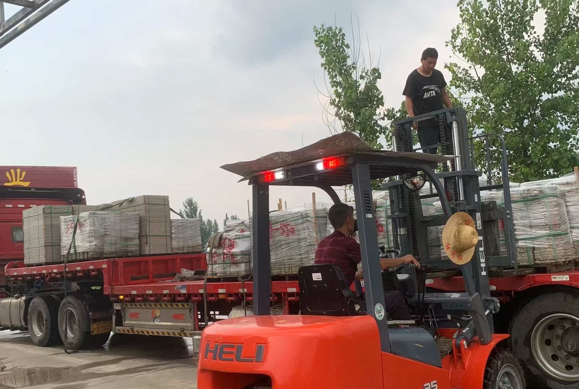 北海 黄金麻冰裂纹，地铺石装车