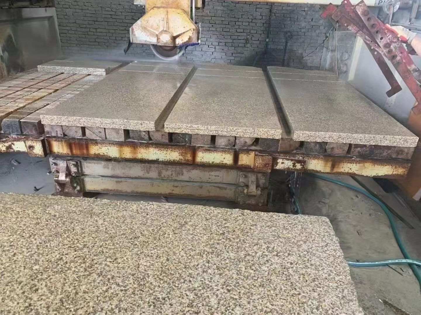 北海 黄金麻荔枝面成品板加工