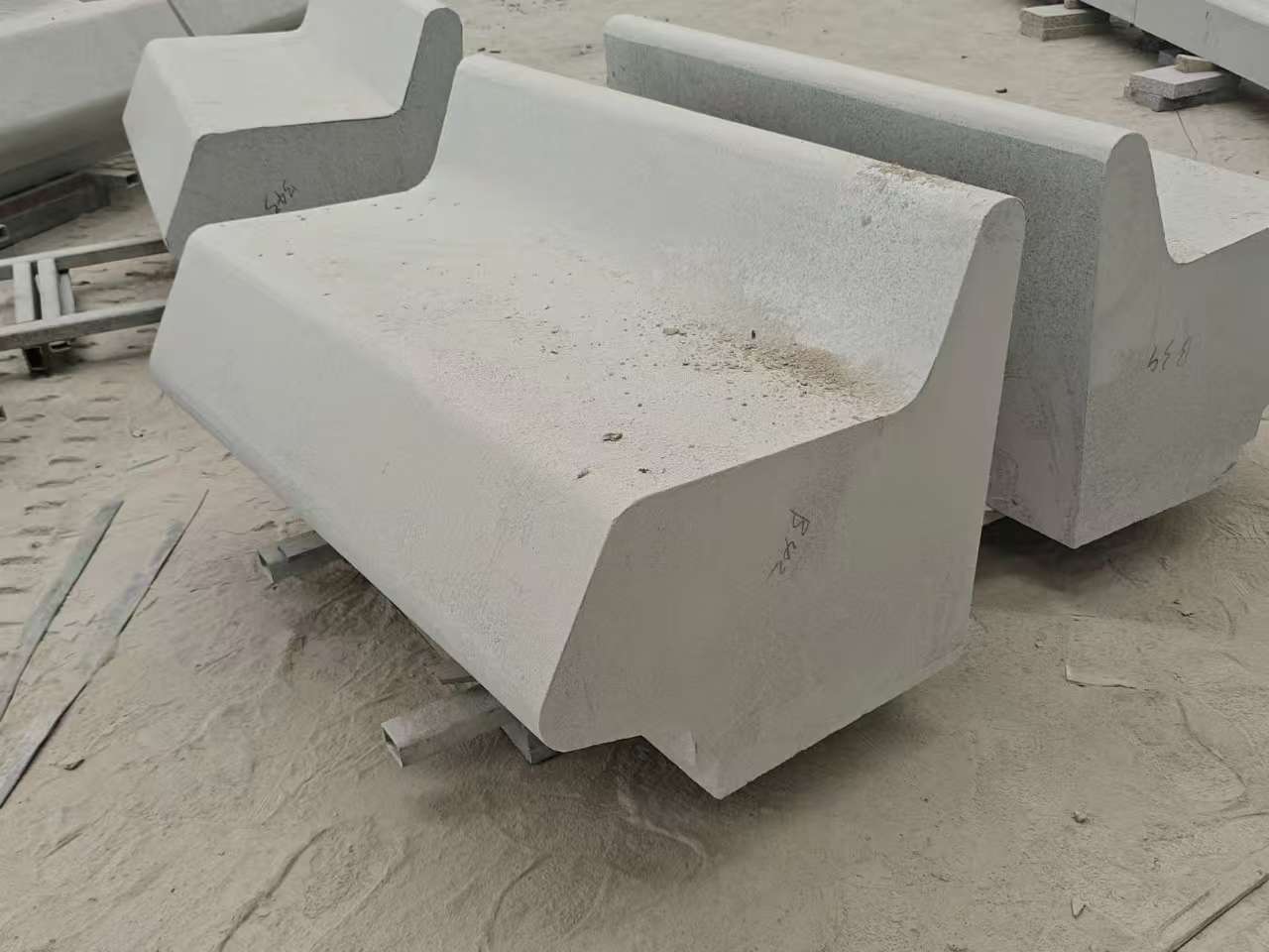 北海 芝麻白花岗岩异形坐凳，石凳