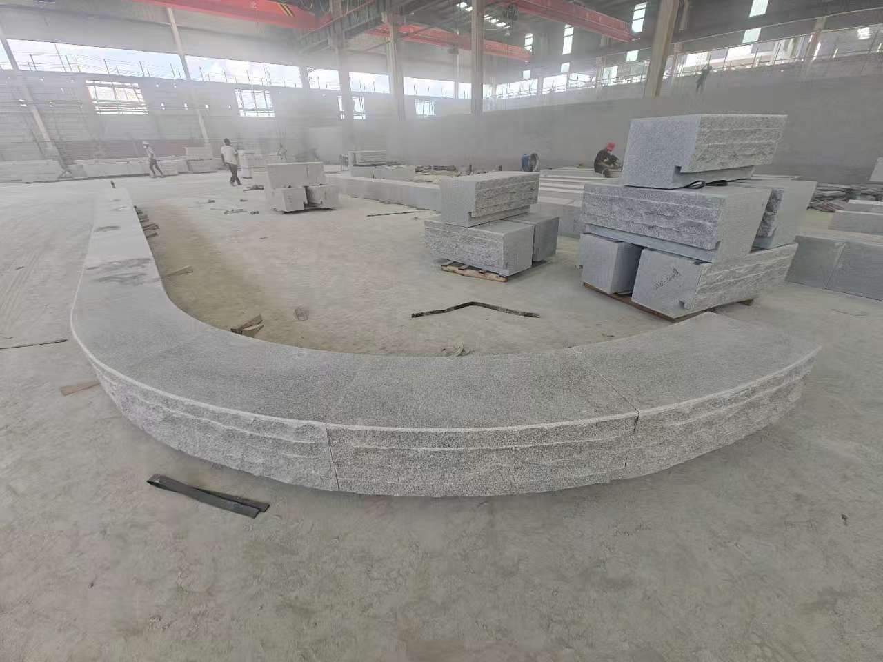 北海 芝麻白异形坐凳，自然面光面弧形加工